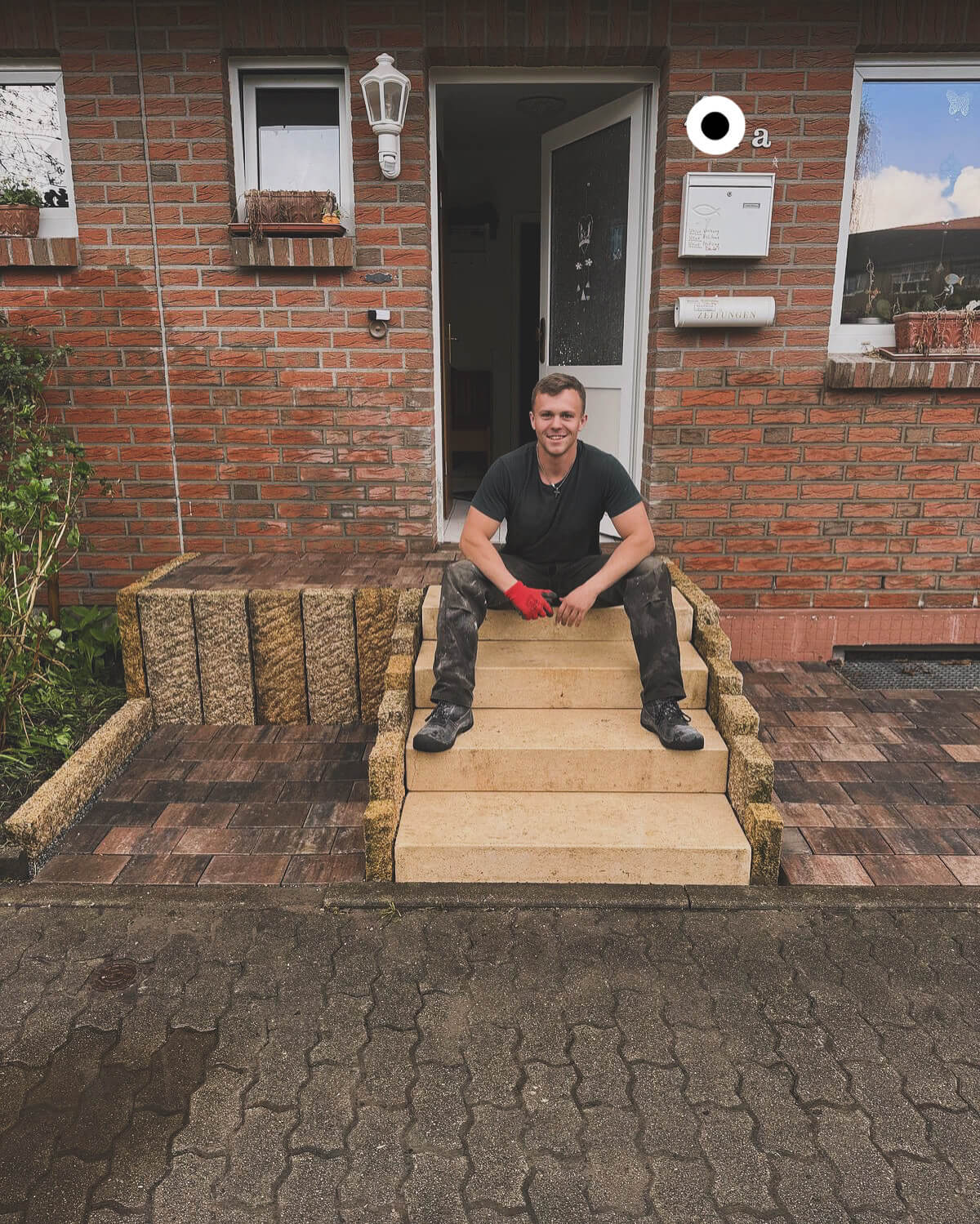 Leonard-Deon Moissé auf einer selbst gebauten Natursteintreppe vor einem Wohnhaus